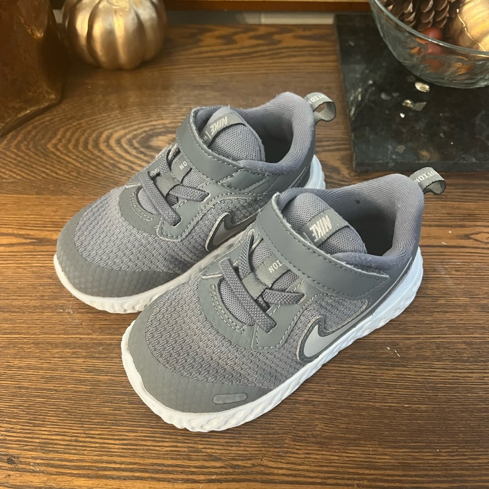 Nike revolution